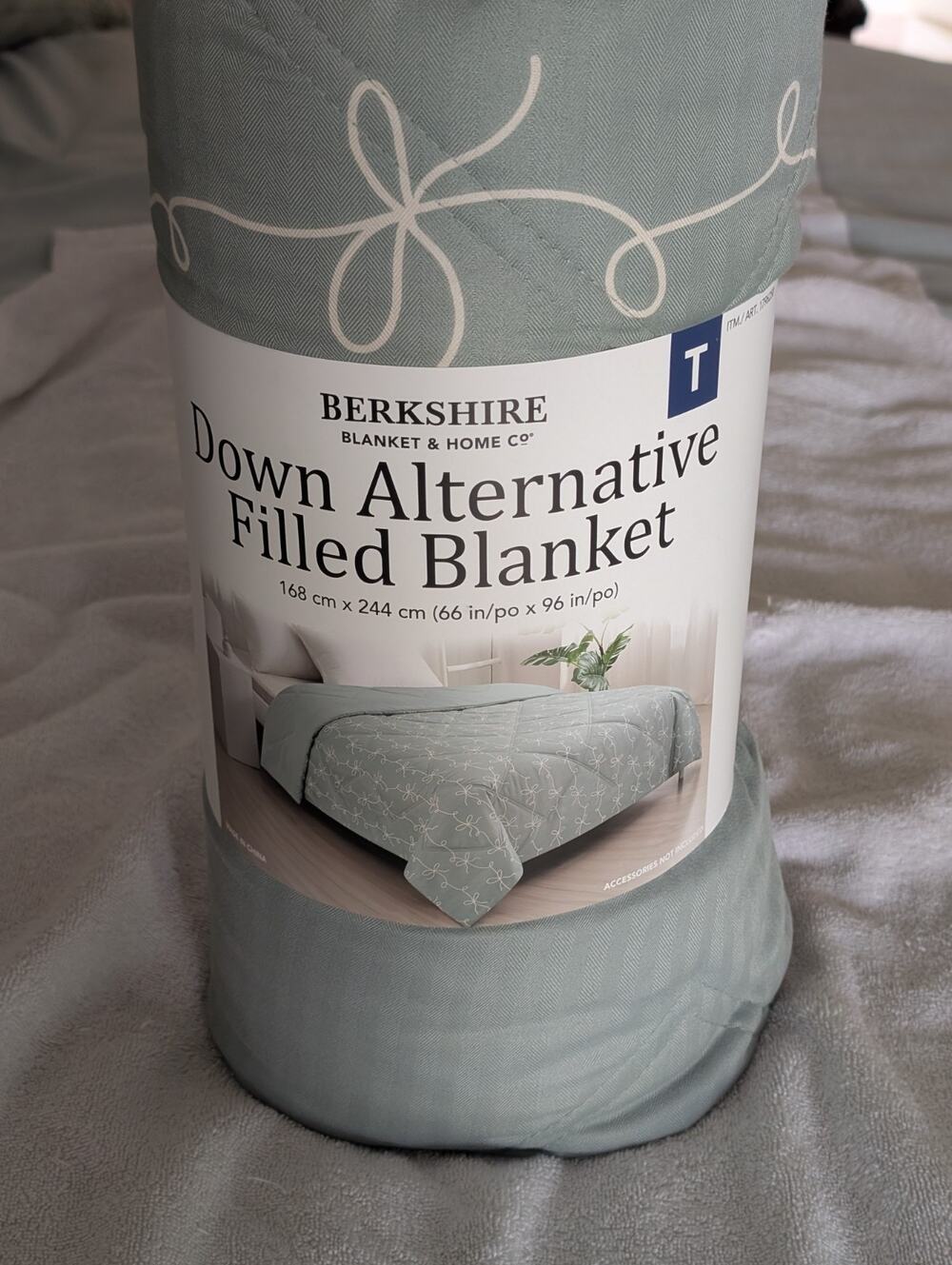 Berkshire Down Alternative Filled Blanket Twin Size 66" X 96" Light Green